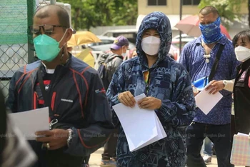 Người dân Thái Lan xếp hàng để xét nghiệm Covid-19 tại Bangkok, hôm 7/7. (Ảnh: Bangkok Post)