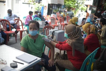 Tiêm vaccine phòng Covid-19 cho người dân tại Jakarta, Indonesia, ngày 10/5/2021. (Ảnh: Xinhua)
