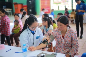 Các giảng viên, sinh viên Trường đại học Y Dược, Đại học Quốc gia Hà Nội tham gia khám chữa bệnh tình nguyện cho người dân