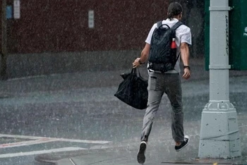 Mưa lớn trút xuống New York, ngày 8/7. (Ảnh: Getty Images)