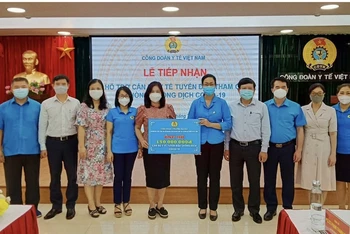 Năm trường đại học trao 150 triệu đồng tặng cán bộ y tế tăng cường tham gia phòng chống dịch Covid-19