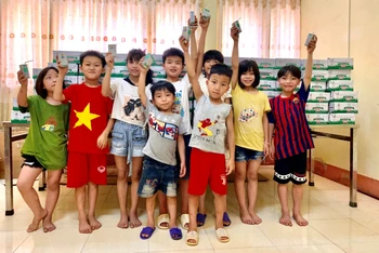 Niềm vui của trẻ tại Trung tâm Công tác xã hội và Bảo trợ xã hội (tỉnh Yên Bái) khi nhận sữa từ Quỹ sữa Vươn cao Việt Nam. (Ảnh: VNM)