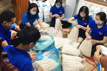 Đoàn viên thanh niên Quảng Bình chuẩn bị nguyên liệu nấu cháo canh gửi người dân thành phố Hồ Chí Minh.