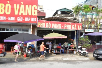 Quán phở, bún ở thành phố Lào Cai bán hàng ăn tại chỗ cho khách.