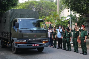 Lãnh đạo Bệnh viện Quân y 7B chia tay đoàn xe lên đường thực hiện nhiệm vụ.