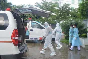 Lực lượng y tế đưa các trường hợp liên quan đến chuyến bay VN 216 xuất phát từ TP Hồ Chí Minh đi cách ly theo dõi. 