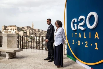 Các quan chức ngoại giao Italia chào mừng các đại biểu đến tham dự Hội nghị Bộ trưởng Ngoại giao G20, tại Matera, Italy, ngày 29/6/2021. (Ảnh: Xinhua)