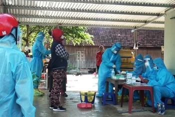 Lực lượng y tế tiến hành lấy mẫu toàn bộ người dân trong khu phong tỏa tại buôn Ly, xã Ea Trol, huyện Sông Hinh, Phú Yên.