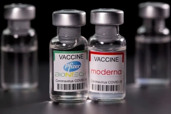 Vaccine ngừa Covid-19 của Pfizer-BioNTech và Moderna sử dụng công nghệ mRNA. Ảnh: Reuters.