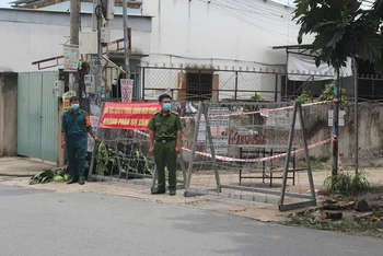 Lực lượng chức năng phong tỏa tại một khu dân cư ở phường Trảng Dài, thành phố Biên Hòa.