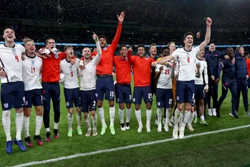 Các tuyển thủ Anh ăn mừng chiến tích lọt vào chung kết Euro 2020. (Ảnh: Getty Images) 