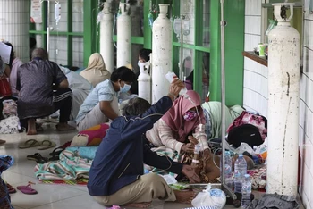 Người bệnh nằm ở hành lang bệnh viện tại Đông Java, Indonesia, ngày 9/7. (Ảnh: AP)