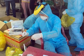 Tổ đáp ứng nhanh Trung tâm kiểm soát bệnh tật Lâm Đồng lấy mẫu xét nghiệm nhanh SARS-CoV-2 tại huyện Đơn Dương.