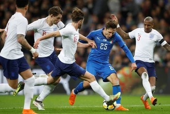 Tình huống Federico Chiesa bị phạm lỗi dẫn đến quả penaly cho tuyển Italia trong trận giao hữu với chủ nhà Anh trên sân Wembley tháng 3/2018. (Ảnh: Action Images/Reuters)