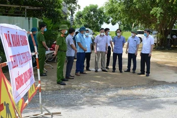 Lãnh đạo Sở Y tế cùng huyện Thọ Xuân kiểm tra, chỉ đạo phòng chống Covid-19 ở xã Xuân Giang.