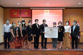 Đại sứ Phan Chí Thành tiếp nhận số tiền ủng hộ Quỹ Vaccine Việt Nam của bà con kiều bào.
