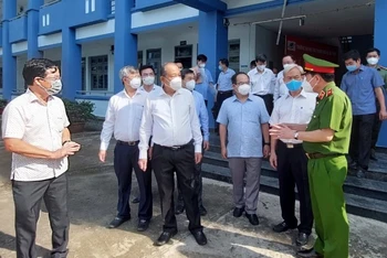 Phó Thủ tướng Thường trực Chính phủ Trương Hòa Bình kiểm tra tại Bệnh viện dã chiến điều trị Covid-19 số 3, tỉnh Đồng Nai.