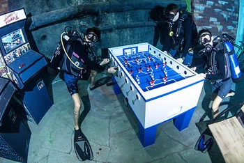 Người lặn có thể chơi bi lắc dưới bể Deep Dive Dubai (Ảnh: CNN)