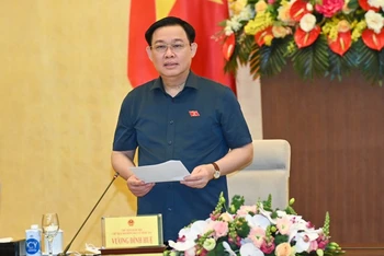 Chủ tịch Quốc hội Vương Đình Huệ phát biểu ý kiến tại phiên họp.