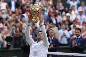 Djokovic nâng cao chiếc cúp vô địch Wimbledon 2021, đánh dấu cột mốc đáng nhớ trong sự nghiệp của mình. (Ảnh: Wimbledon)