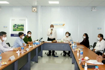 Phó Thủ tướng Trương Hòa Bình kiểm tra công tác phòng, chống dịch tại Dự án Tổ hợp Hóa dầu miền nam (xã Long Sơn, thành phố Vũng Tàu).
