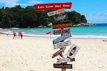 Bãi biển Kata mở cửa đón du khách trở lại theo mô hình "hộp cát Phuket" (Ảnh: TheBangkokPost)