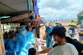 Nhân viên y tế điều tra, lấy mẫu xét nghiệm cho người dân khu vực Chợ xã Nghi Sơn (Thanh Hóa).
