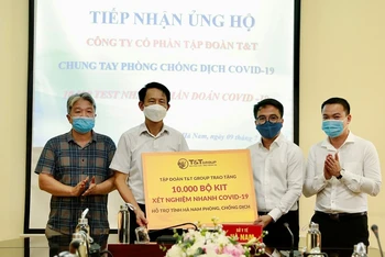 Ông Trần Viết Huệ, Phó Giám đốc Sở Y tế, đại diện Ban Chỉ đạo phòng chống dịch COVID-19 tiếp nhận 10.000 bộ kit xét nghiệm nhanh COVID-19 do Tập đoàn T&T Group trao tặng.