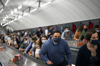 Người dân sử dụng thang cuốn di chuyển khỏi ga tàu điện ngầm tại London, Anh. Ảnh: Reuters