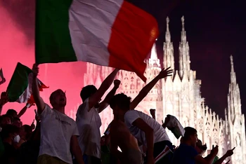 Người hâm mộ Italia ăn mừng cuồng nhiệt tại quảng trường nổi tiếng Piazza Duomo, Milan sau khi đội nhà giành chức vô địch EURO 2020. (Ảnh: Reuters)