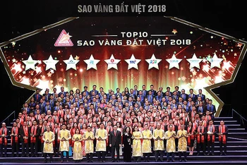 Các đồng chí lãnh đạo Đảng, Nhà nước cùng tập thể doanh nhân giành Giải thưởng “Sao Vàng đất Việt” năm 2018. 
