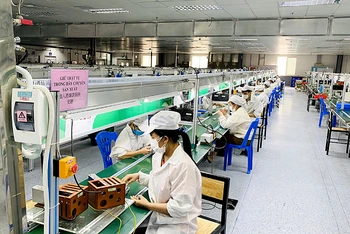 Công nhân Công ty Newwing Interconect Technology Bắc Giang trở lại làm việc sau dịch.