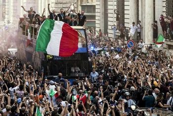 Biển người trên đường phố Roma trong màn diễu hành hoành tráng mừng chức vô địch EURO 2020. (Ảnh: ANSA)