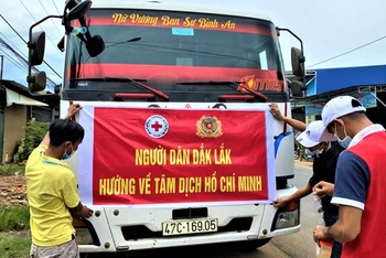 Những “chuyến xe yêu thương” chở các loại thực phẩm người dân Đắk Lắk đóng góp hỗ trợ người dân thành phố Hồ Chí Minh vượt qua dịch bệnh.