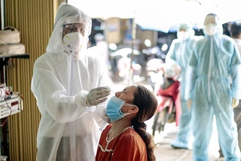 Ngành y tế lấy mẫu xét nghiệm SARS-CoV-2 tại chợ Thạnh Mỹ, huyện Đơn Dương, Lâm Đồng.