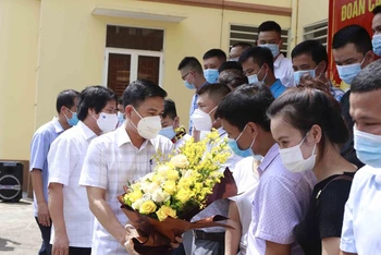 Lãnh đạo tỉnh Vĩnh Phúc tặng hoa cho đoàn y, bác sĩ tình nguyện.