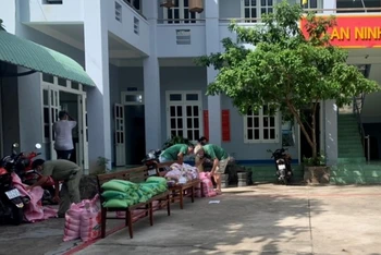 Công an phường 2, TP Vũng Tàu chuẩn bị lương thực, nhu yếu phẩm, sẵn sàng hỗ trợ cho những hộ nghèo trên địa bàn.