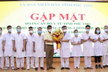 Lãnh đạo tỉnh Phú Thọ tặng hoa động viên các y, bác sĩ hoàn thành tốt nhiệm vụ được giao.