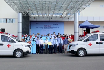 Bàn giao 2 xe cứu thương chất lượng cao cho Bệnh viện đa khoa tỉnh Sơn La.