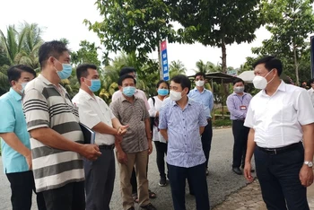 Đoàn công tác Bộ Y tế kiểm tra vùng cách ly y tế xã Long Phú, thị xã Long Mỹ.