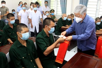 Chủ tịch Ủy ban Trung ương Mặt trận Tổ quốc Việt Nam Đỗ Văn Chiến trao quà cho thương, bệnh binh Trung tâm Chăm sóc và phục hồi chức năng cho người tâm thần tỉnh Thái Bình.