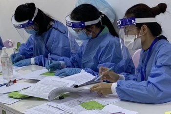 Nhân viên y tế Lào tiếp nhận đăng ký tiêm vaccine ngừa Covid-19 tại bệnh viện Setthathirat của Lào. 