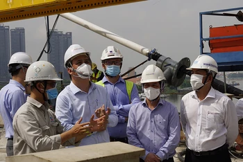 Phó Chủ tịch Ủy ban nhân dân TP Hồ Chí Minh Lê Hòa Bình kiểm tra công trình cầu Thủ Thiêm 2 sáng 14/7.