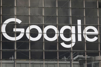 Logo của Google trên đường phố Pháp. Ảnh: Reuters.