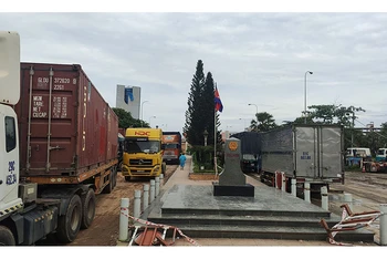 Trao đổi hàng hóa qua biên giới Việt Nam-Campuchia được duy trì trong đại dịch.