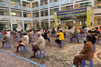 Lấy mẫu xét nghiệm tại huyện Bình Chánh (TP. Hồ Chí Minh). Ảnh: Trung tâm Y tế huyện Bình Chánh.
