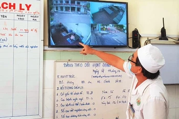 Theo dõi điều trị bệnh nhân qua hệ thống camera tại Bệnh viện Phổi Đồng Nai.