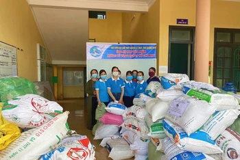 Hội phụ nữ xã Cam Thủy, huyện Lệ Thủy (Quảng Bình) quyên góp lương thực, thực phẩm ủng hộ người dân TP Hồ Chí Minh.