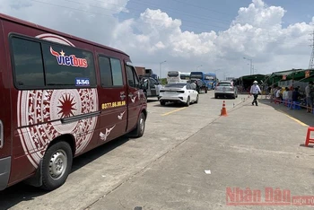 Ảnh minh họa: Chốt kiểm dịch tại phía sau trạm thu phí cao tốc Hà Nội - Hải Phòng nhánh xuống quốc lộ 10, huyện An Lão. 