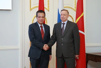 Đại sứ Việt Nam tại LB Nga Đặng Minh Khôi (bên trái) và Thống đốc Saint Petersburg A. Beglov.